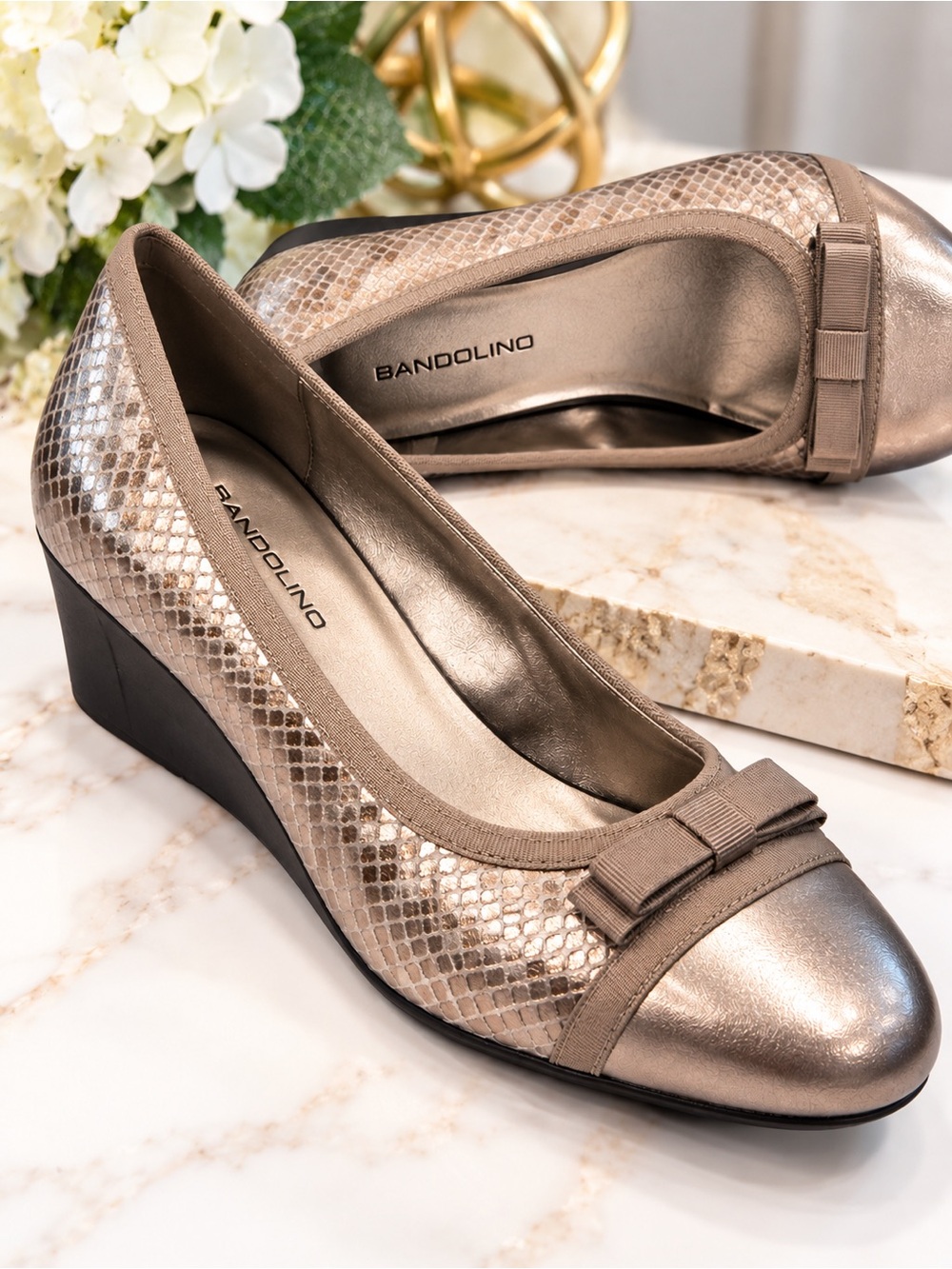 Bandolino Metallic Taupe Snakeskin Wedge Pumps Bow Size 7.5
